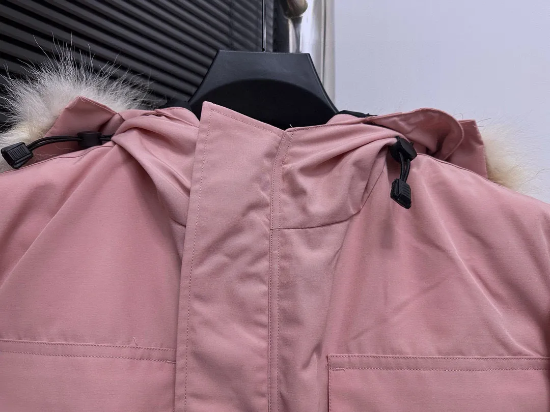 P780 Top Purchasing Version (Wolf Hair Optional) 🇨🇦CANADA GOOES 24 new models 08 models/couple models Factory direct supply: supplying global purchasing agents, micro-business, entities, Tmall, high-end stalls and studio cooperation, free shipping! Canada Goose Expedition Parka 2008 is the same style for men and women. It is mid-length and the most timeless classic. All Arctic and Antarctic scientific expedition teams choose Canada Goose as their cold-proof equipment. It is the Rolls-Royce of down jackets. ➖ Industry-leading anti-counterfeiting chip sensing. ➖ Imported Behringer embroidery machines and customized embroidery labels, the highest level and industry leading. ➖ Imported Korean 21-count polyester-cotton blended original fabric, TC85 waterproof coated fabric, water-repellent, windproof and wear-resistant. ➖ The new national standard 80 white duck down is filled with an average of 520 grams of down. The amount of down filled is industry-leading. ➖ 100% nylon lining with double double-layer sealing design to prevent velvet running, and seamless thread design on the cuffs! ➖ Western Canadian Green Wolf Collar. ➖ Yoshida YKK provides original factory-customized electroplated sliders. YKK two-way lockable zippers are tight and smooth and do not peel off paint. ➖ 3M composite Velcro is durable and the accessories and hardware are all custom-made. Note: Our copywriting is only simple and clear. Instead of bragging about the copywriting, it is better to compare and understand with samples. Only for the purest goose, the most dedicated, the most professional, the highest quality, the highest cost performance!  Size:XS-XXL